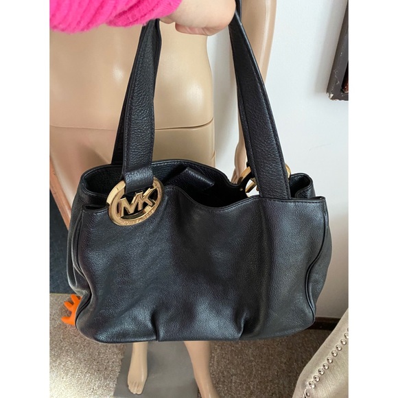 Michael Kors PEBBLED SHOULDER BAG - Picture 2 of 3